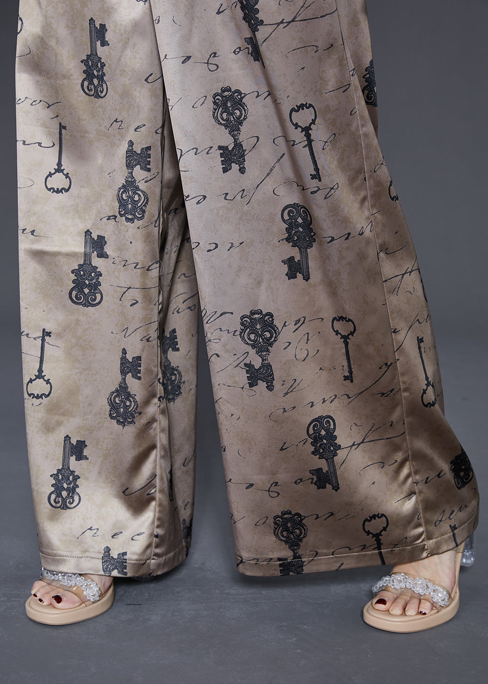 Well Tailored Pants with a Graceful Silhouette