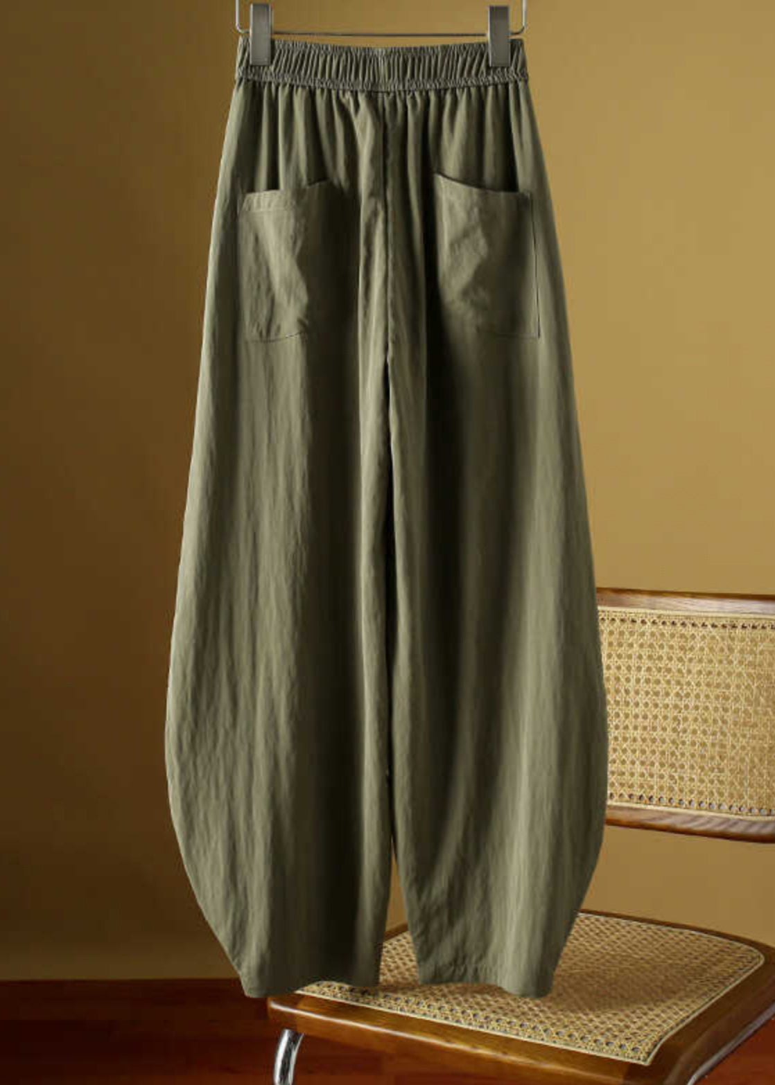 Effortlessly Elegant Pants with a Timeless Design