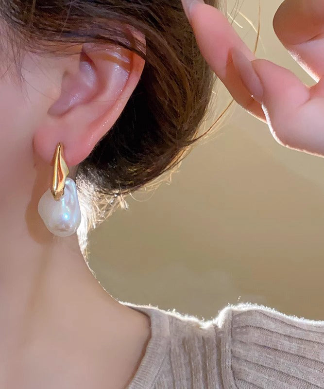 Classic Gold Earring with Timeless Appeal