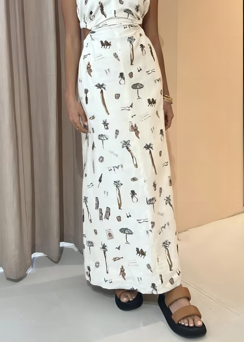 Beautifully Finished Dress in a Timeless Design
