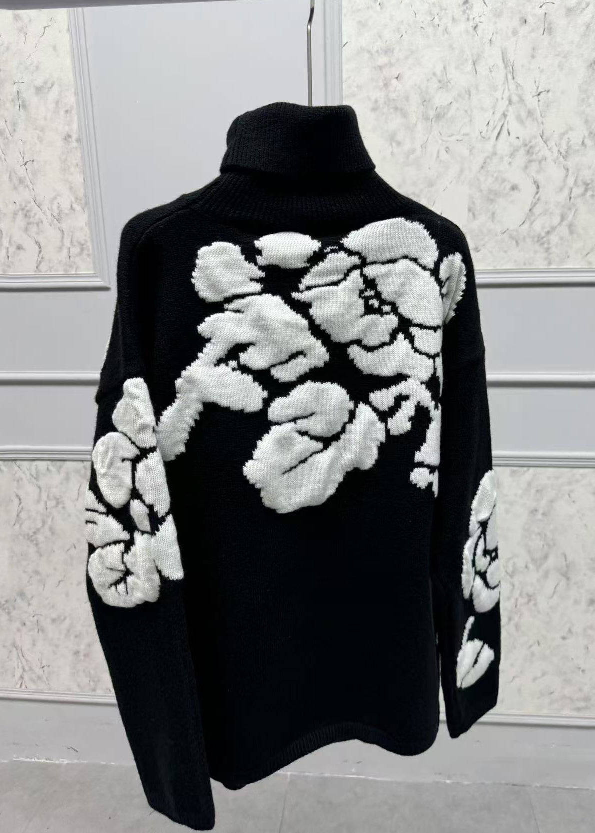Well Tailored Sweater with a Graceful Silhouette