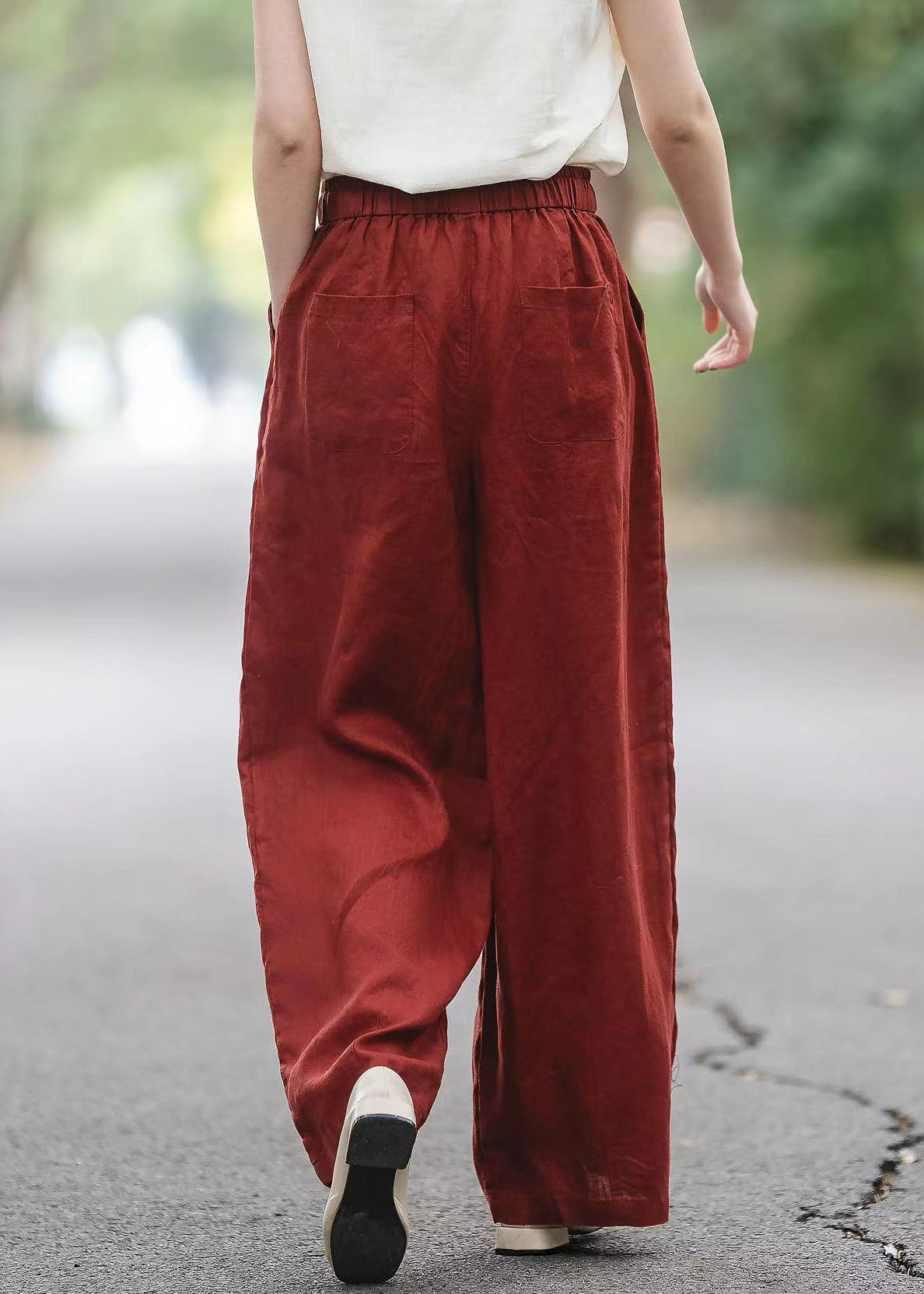 Effortlessly Elegant Pants with a Timeless Design