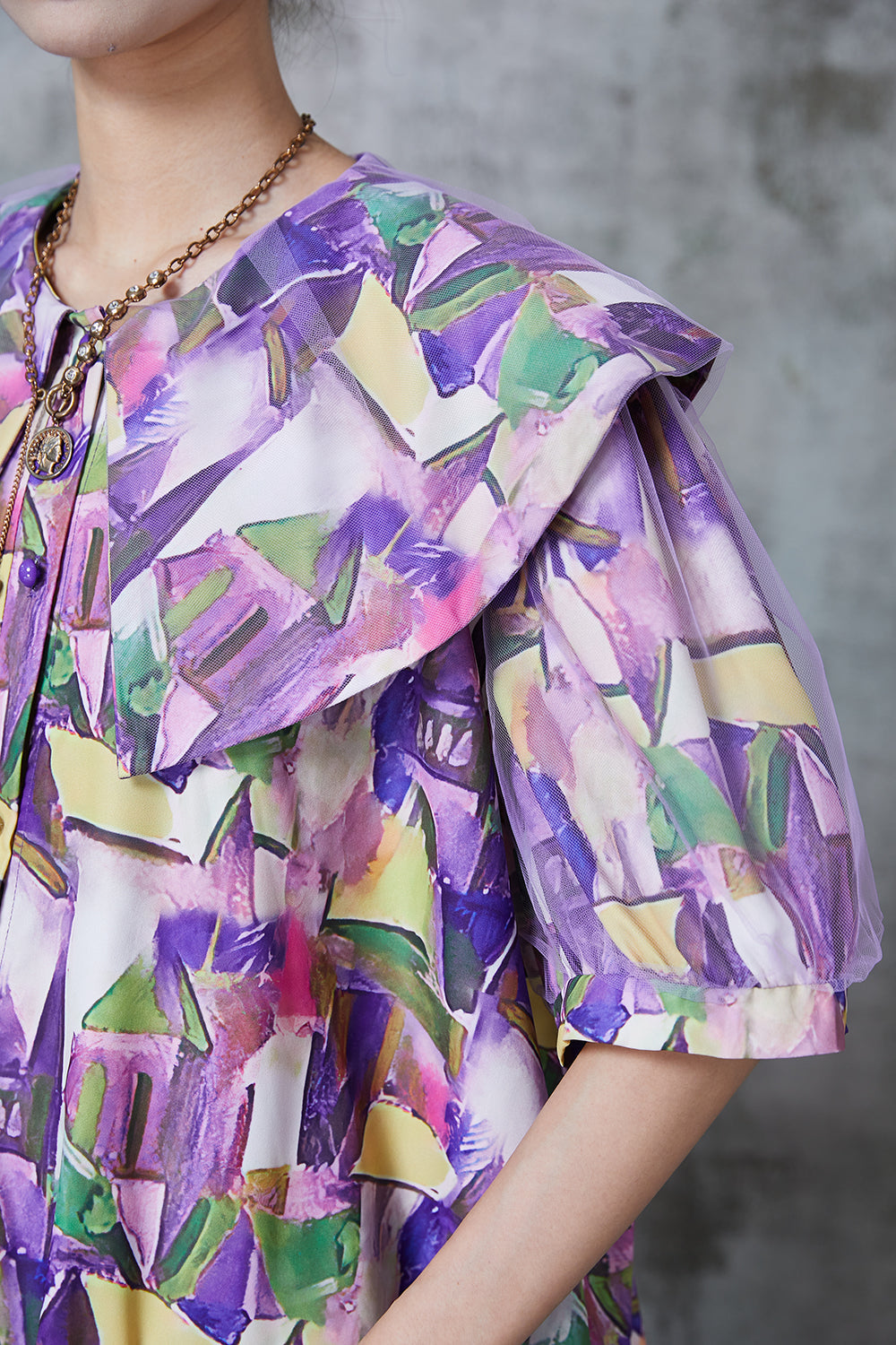 Well Tailored Blouse with a Graceful Silhouette