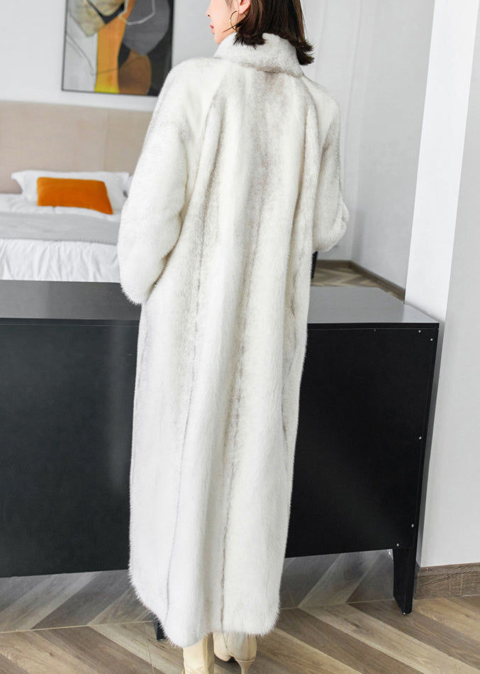 Well Tailored Coat with a Graceful Silhouette
