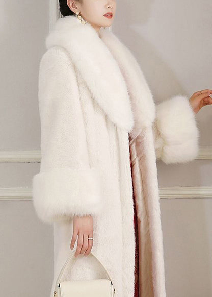 Well Tailored Coat with a Graceful Silhouette