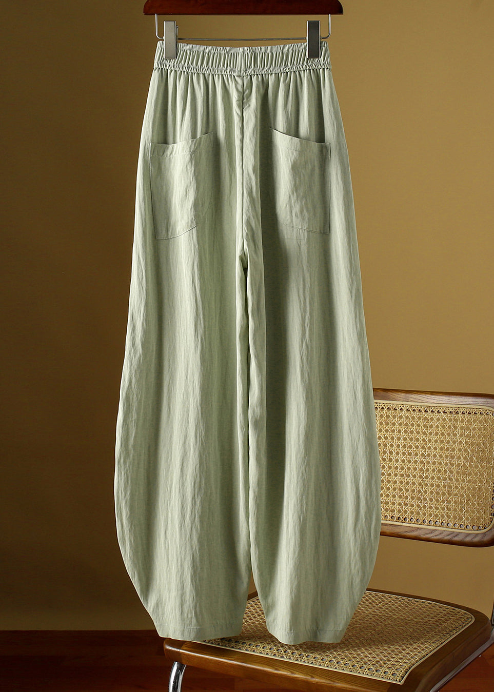Effortlessly Elegant Pants with a Timeless Design