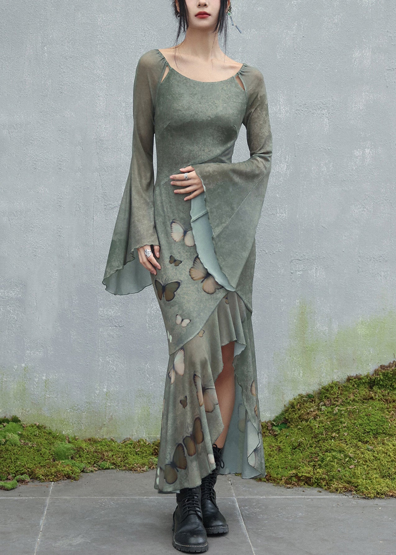 Beautifully Finished Dress in a Timeless Design
