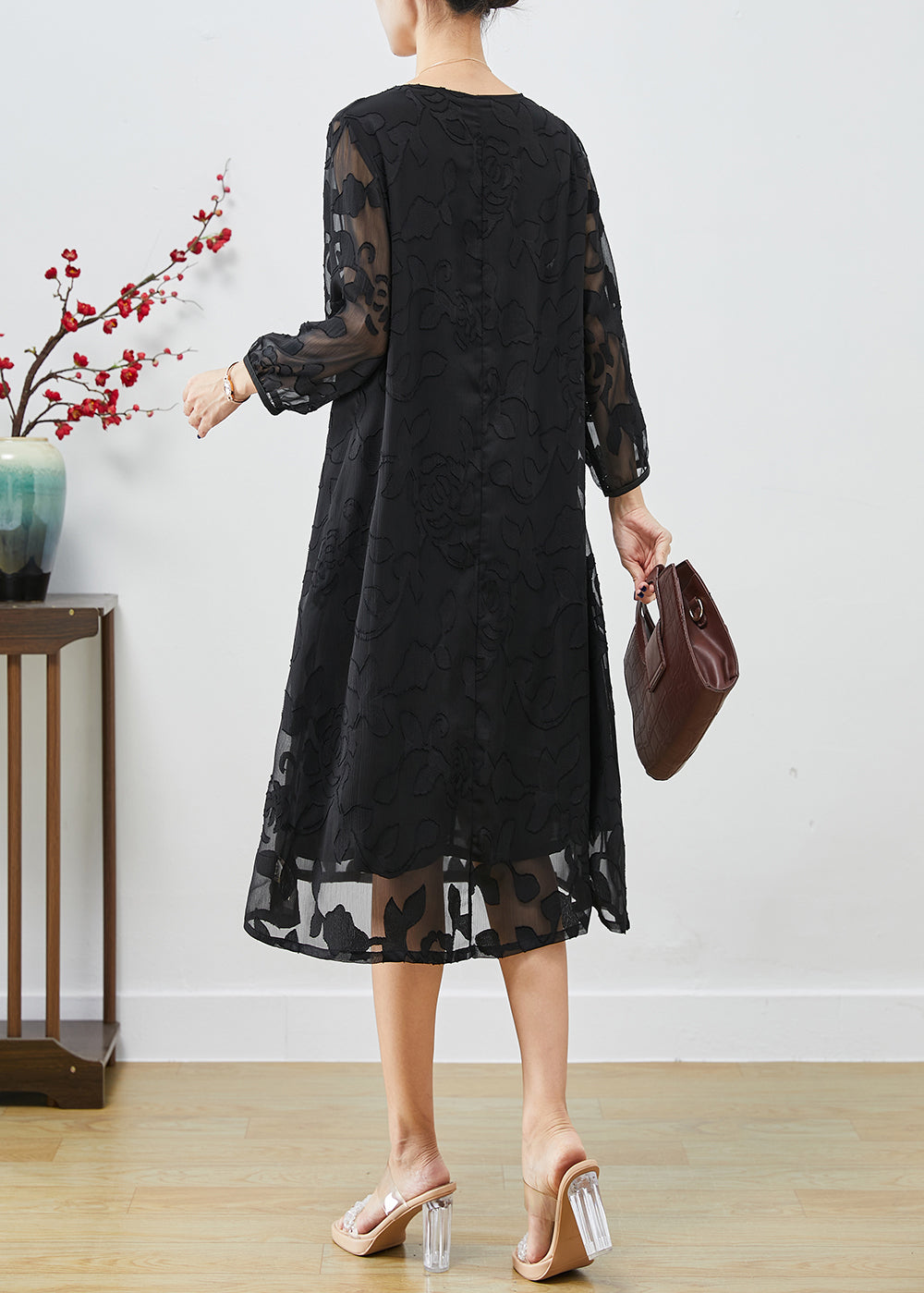 Effortlessly Elegant Dress with a Timeless Design