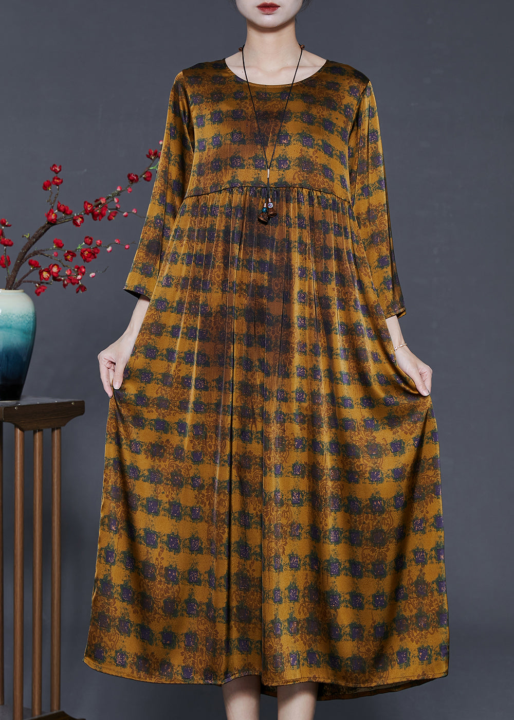 Beautifully Finished Dress in a Timeless Design