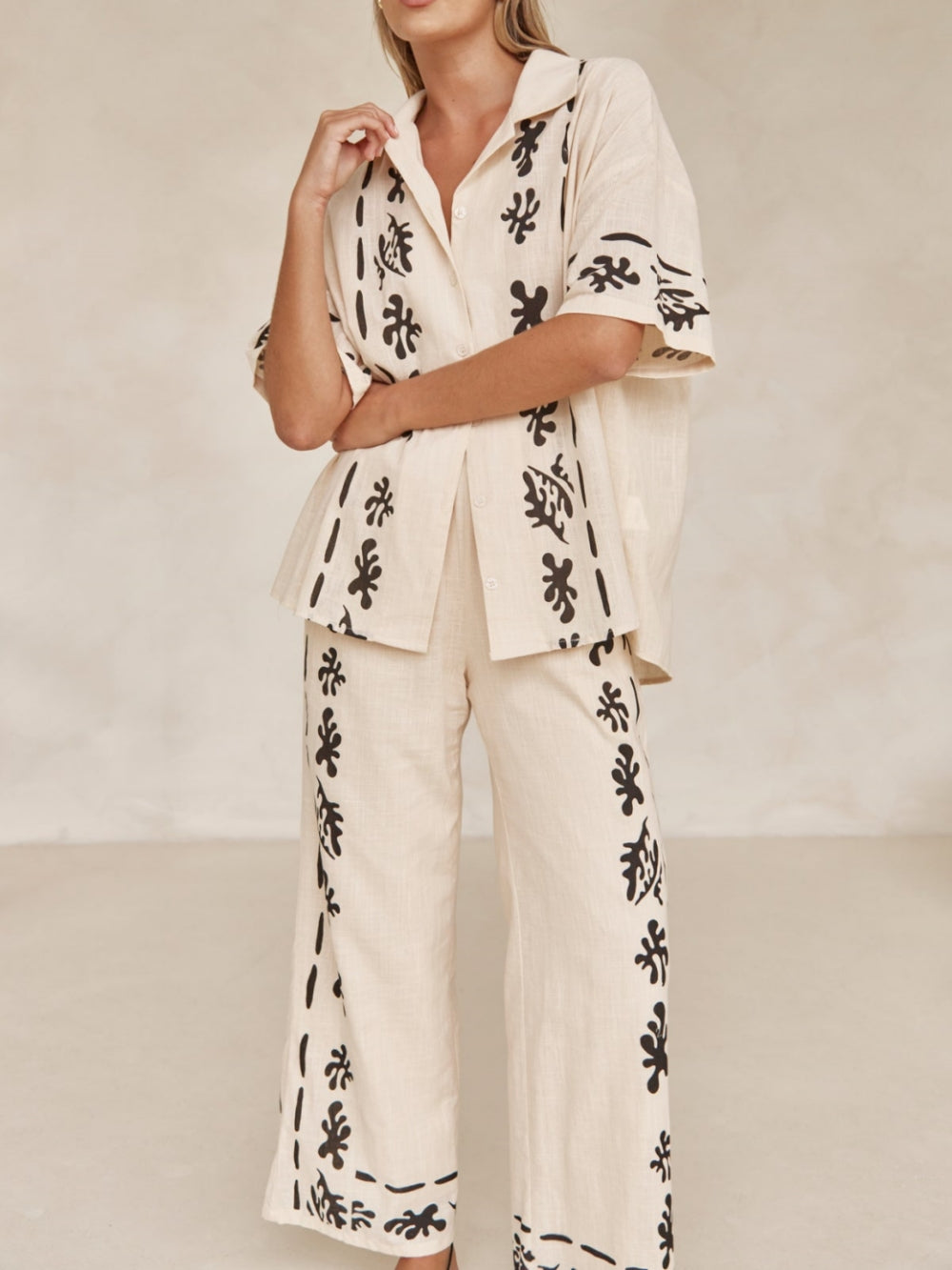 Effortlessly Elegant Pants with a Timeless Design