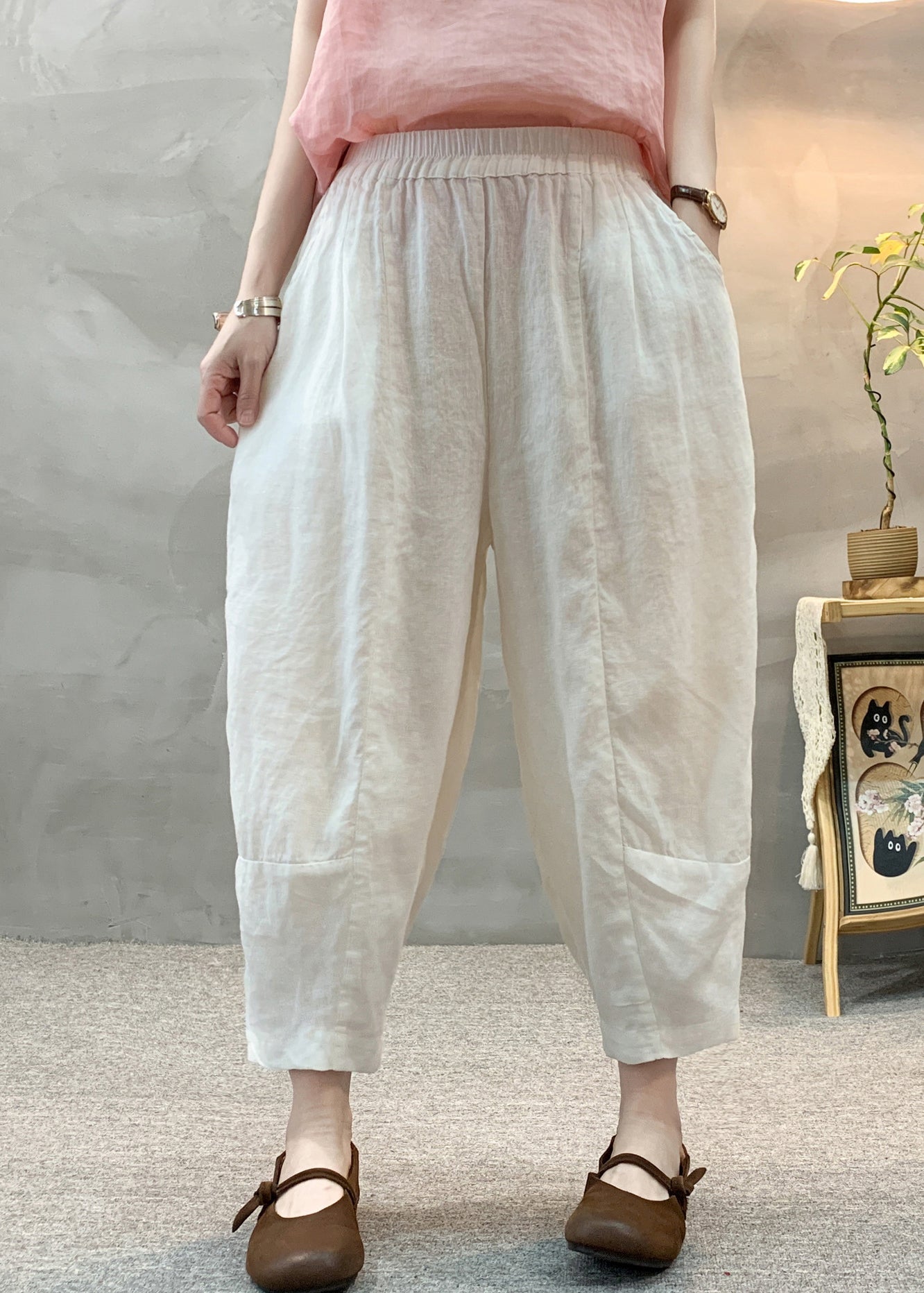 Effortlessly Elegant Pants with a Timeless Design