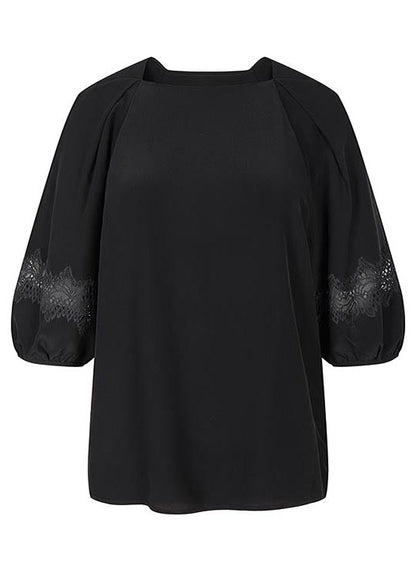 Well Tailored Blouse with a Graceful Silhouette