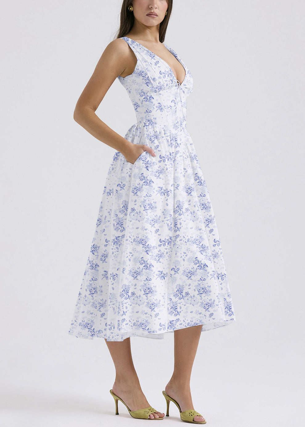 Well Tailored Dress with a Graceful Silhouette