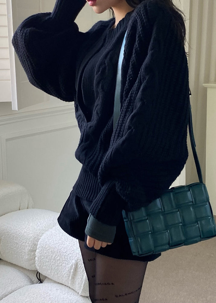 Well Tailored Sweater with a Graceful Silhouette