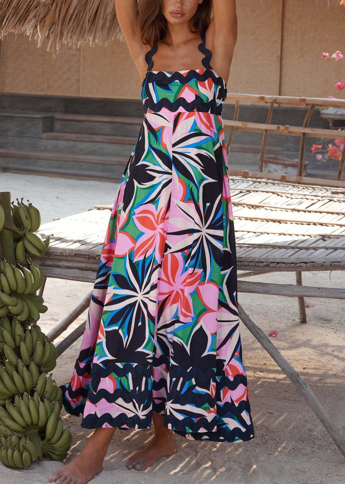 Beautifully Finished Dress in a Timeless Design