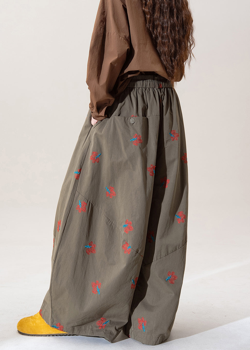 Effortlessly Elegant Pants with a Timeless Design