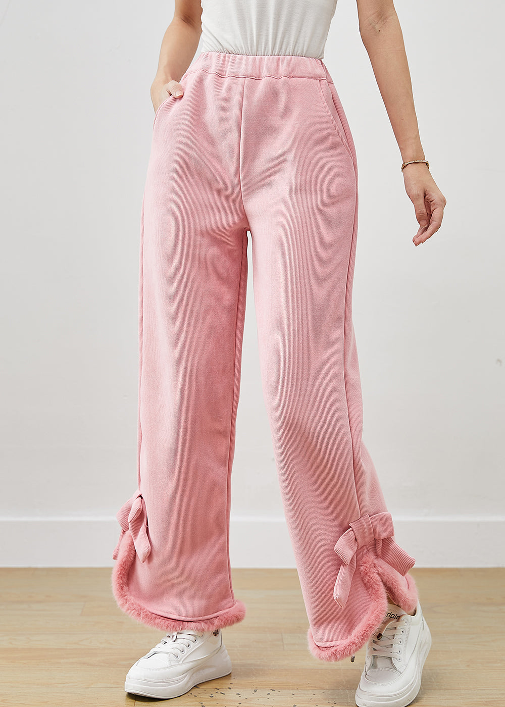 Effortlessly Elegant Pants with a Timeless Design