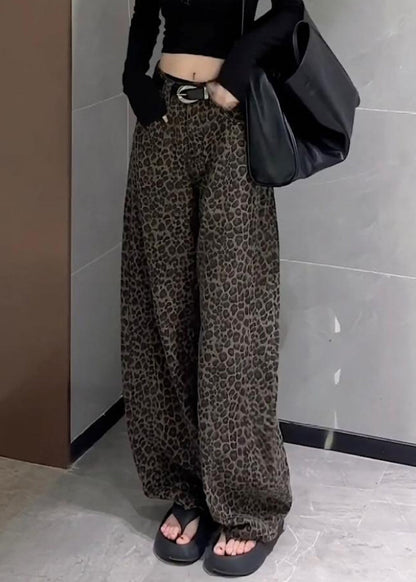 Effortlessly Elegant Pants with a Timeless Design