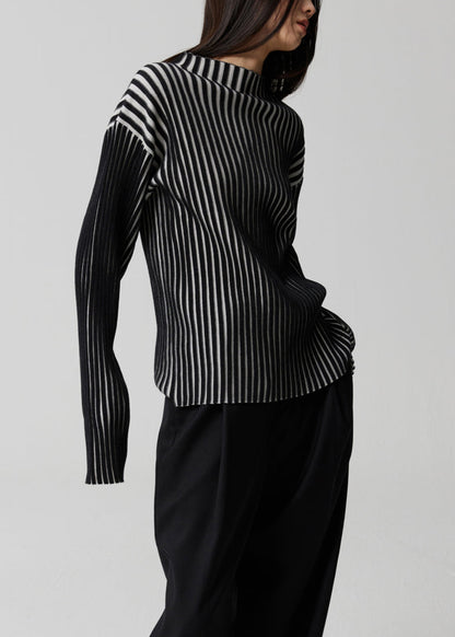 Effortlessly Elegant Top with a Timeless Design