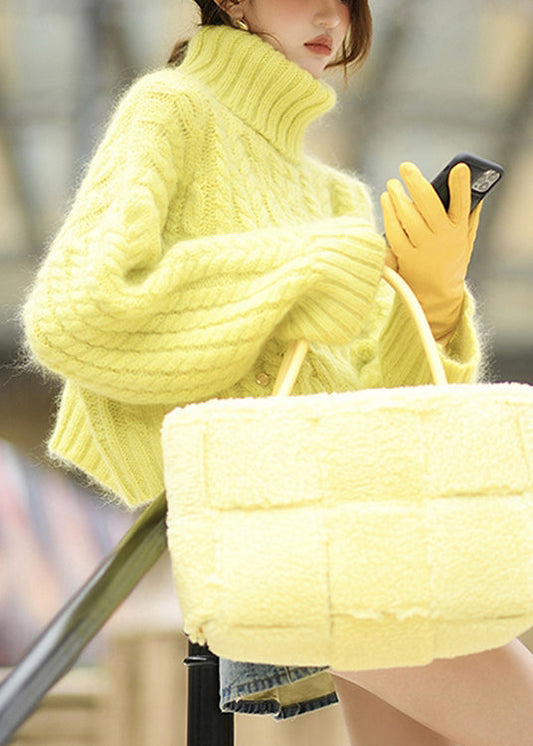 Well Tailored Sweater with a Graceful Silhouette