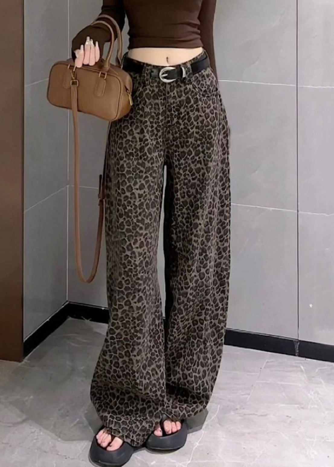 Effortlessly Elegant Pants with a Timeless Design