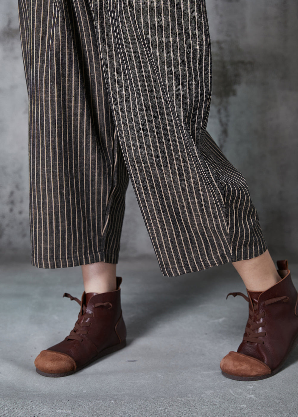 Effortlessly Elegant Pants with a Timeless Design
