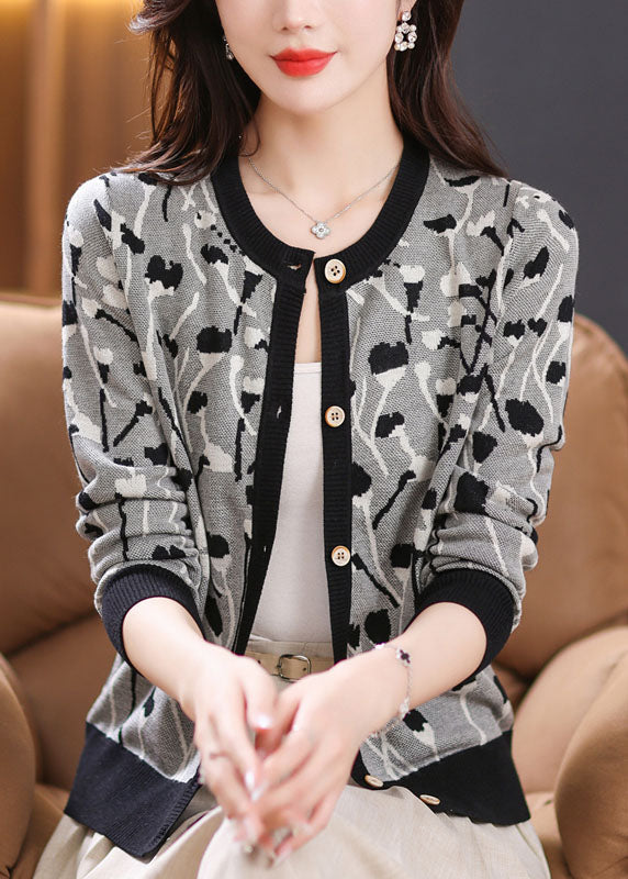 Well Tailored Cardigan with a Graceful Silhouette