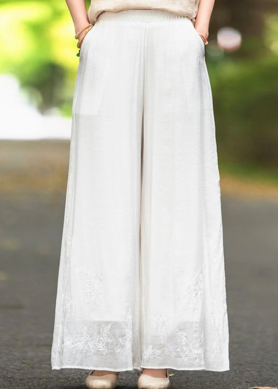 Effortlessly Elegant Pants with a Timeless Design
