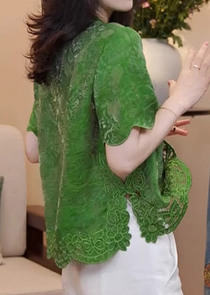 Classic Vintage Blouse with a Flattering Fit