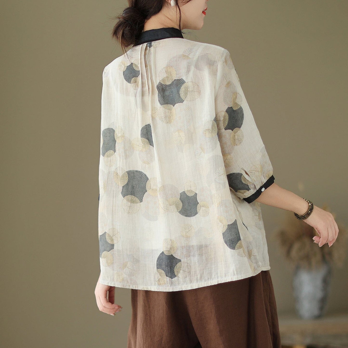 Sophisticated Blouse with a Clean Classic Look