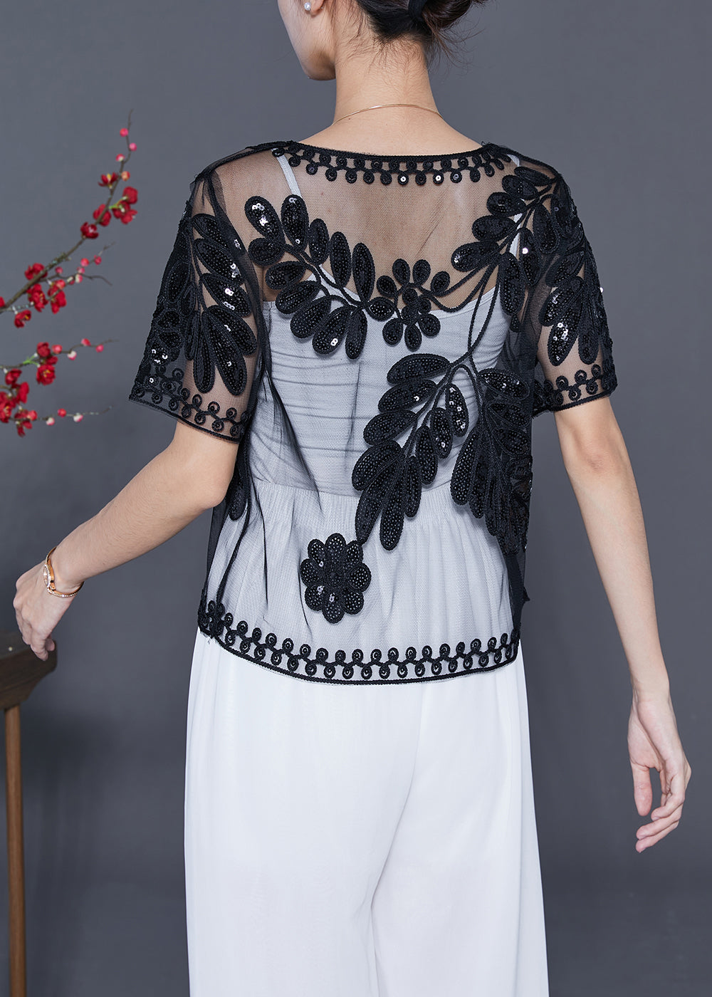 Well Tailored Cardigan with a Graceful Silhouette