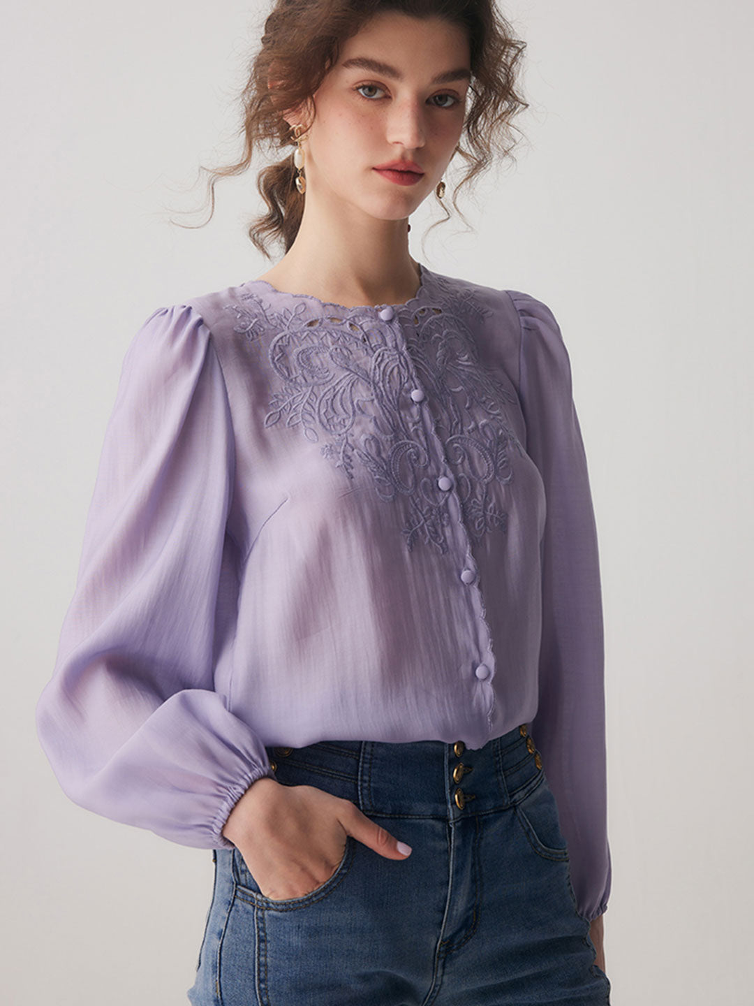 Well Tailored Shirt with a Graceful Silhouette