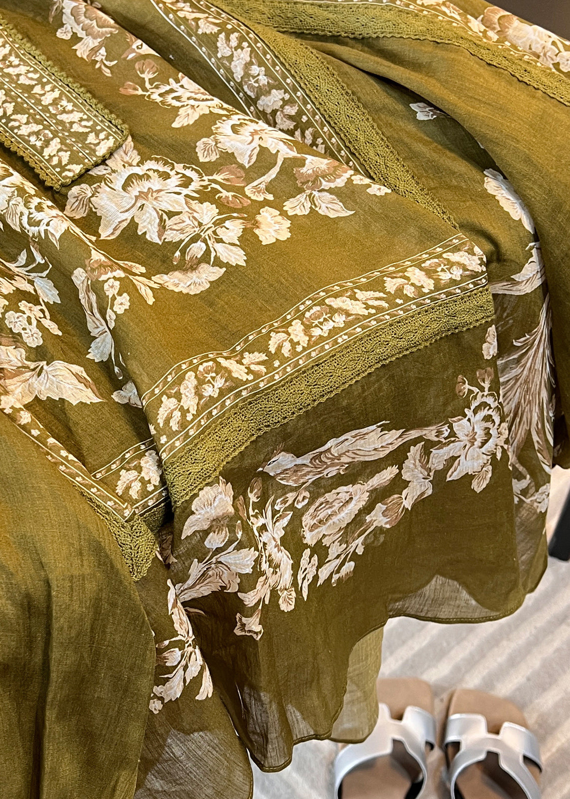 Well Tailored Blouse with a Graceful Silhouette