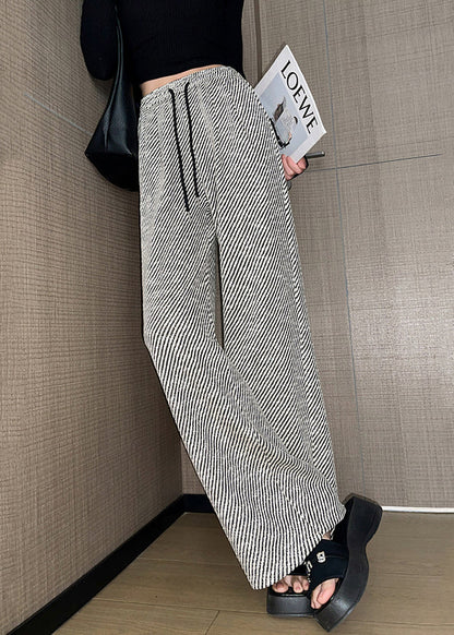 Effortlessly Elegant Pants with a Timeless Design