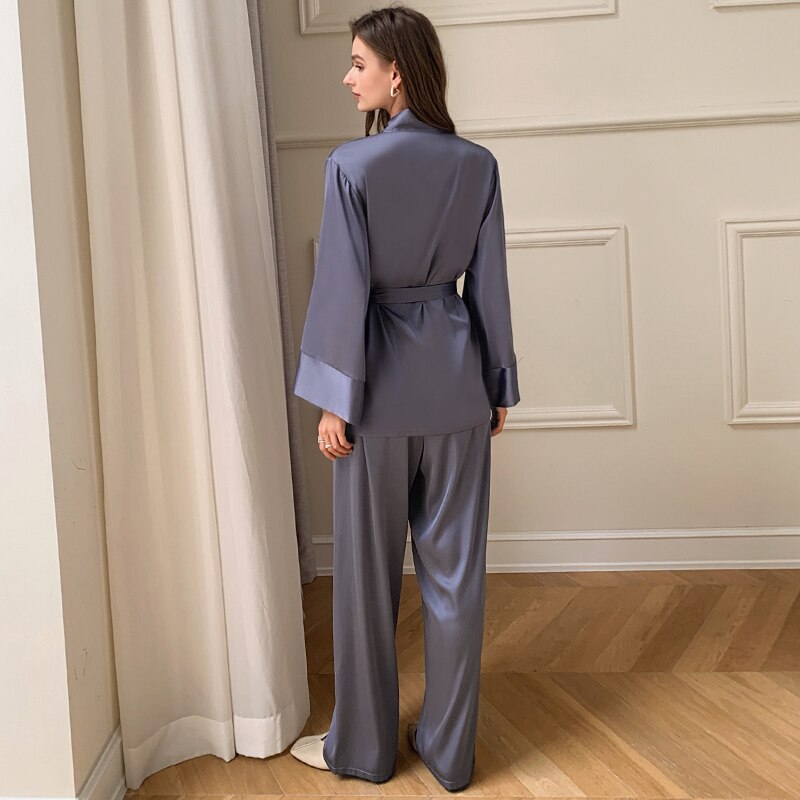 Well Tailored Cardigan with a Graceful Silhouette