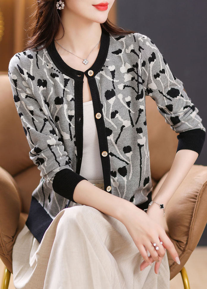 Well Tailored Cardigan with a Graceful Silhouette