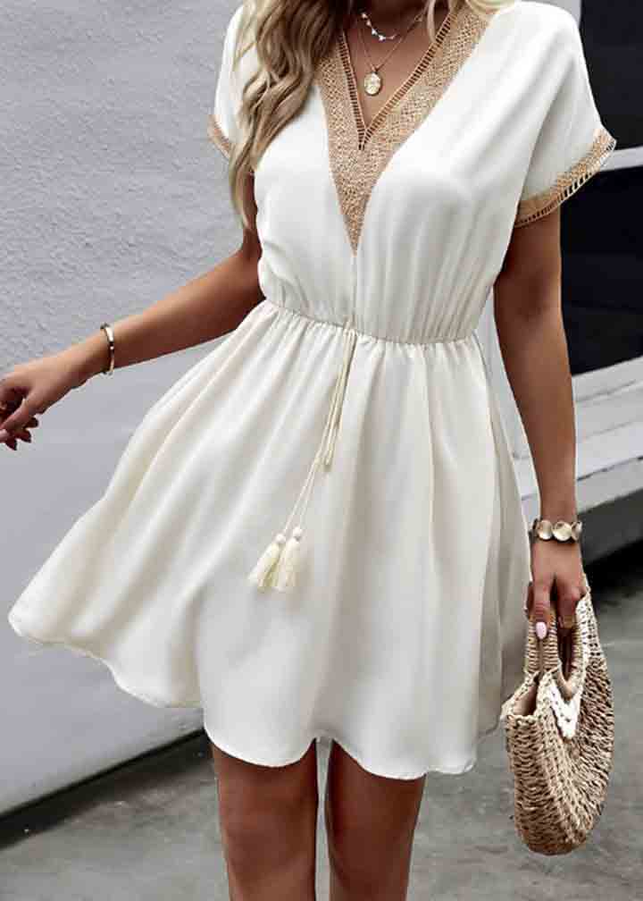 Effortlessly Elegant Dress with a Timeless Design
