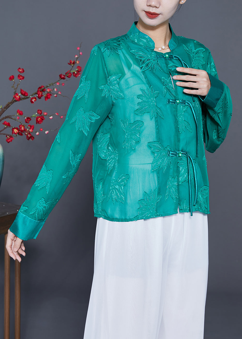 Effortlessly Elegant Top with a Timeless Design