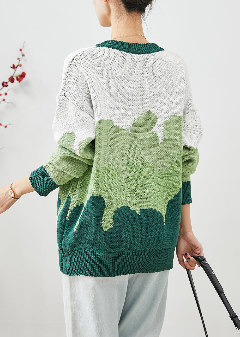 Well Tailored Sweater with a Graceful Silhouette