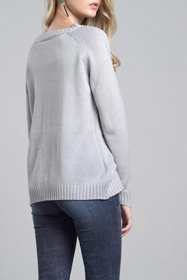 Effortlessly Elegant Sweater with a Timeless Design