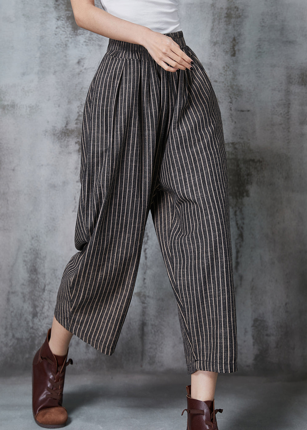 Effortlessly Elegant Pants with a Timeless Design