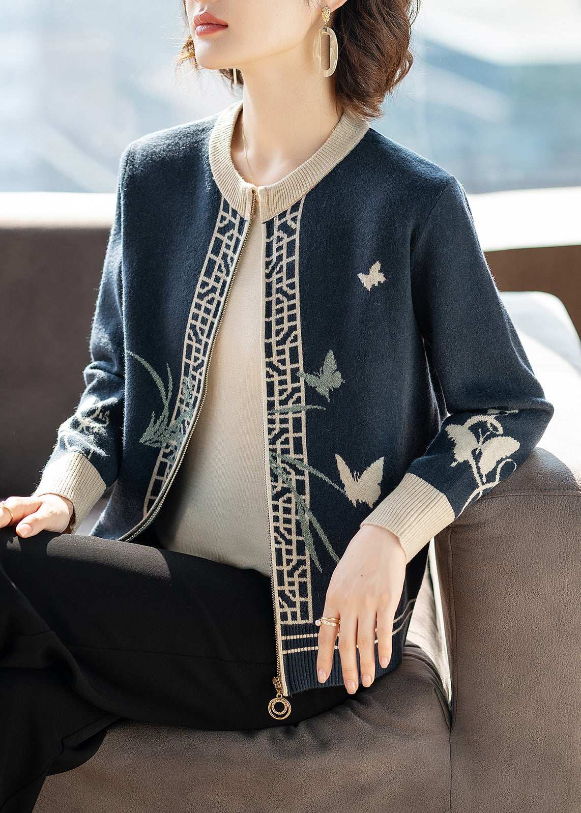 Well Tailored Cardigan with a Graceful Silhouette