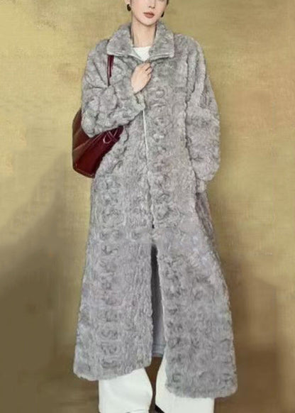 Well Tailored Coat with a Graceful Silhouette