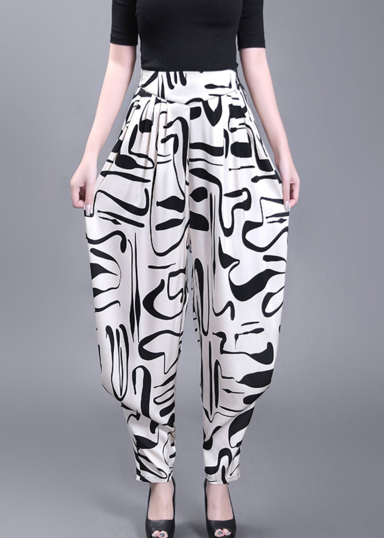 Effortlessly Elegant Pants with a Timeless Design