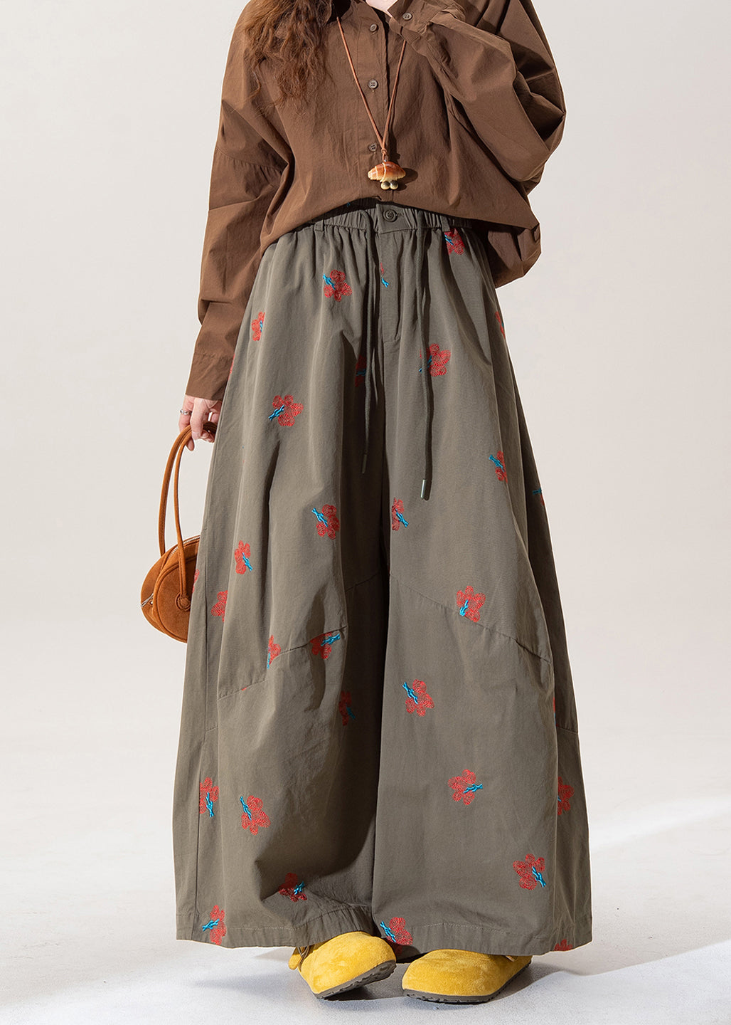 Effortlessly Elegant Pants with a Timeless Design