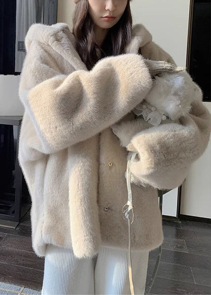 Well Tailored Coat with a Graceful Silhouette