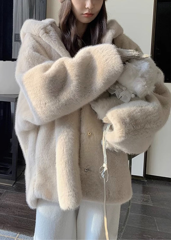 Well Tailored Coat with a Graceful Silhouette