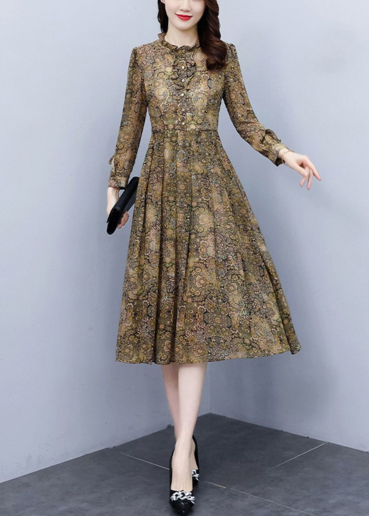 Beautifully Finished Dress in a Timeless Design