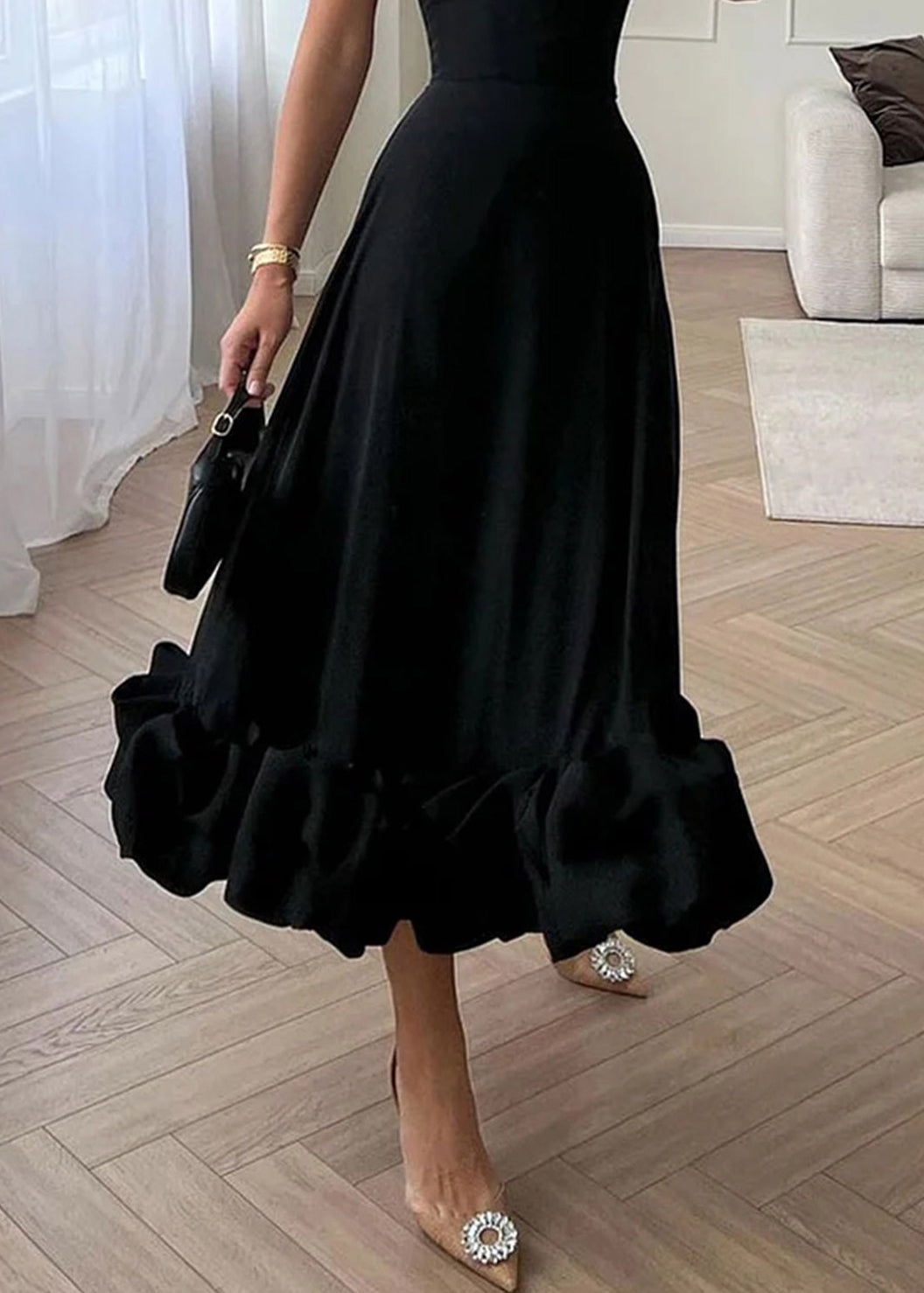 Beautifully Finished Dress in a Timeless Design