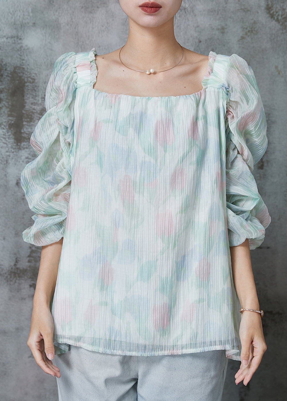 Well Tailored Blouse with a Graceful Silhouette